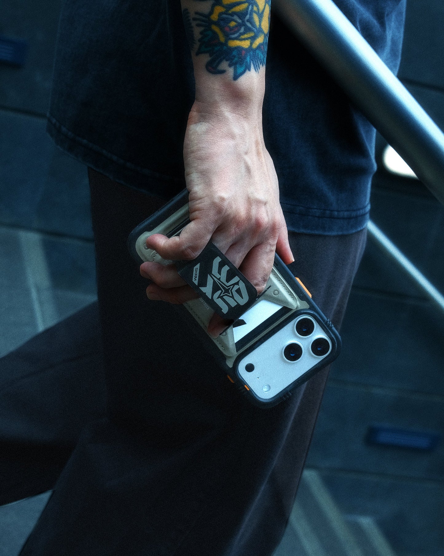 Skinarma Kado Aegis Serisi Standlı Deri Görünümlü Manyetik Kartlık