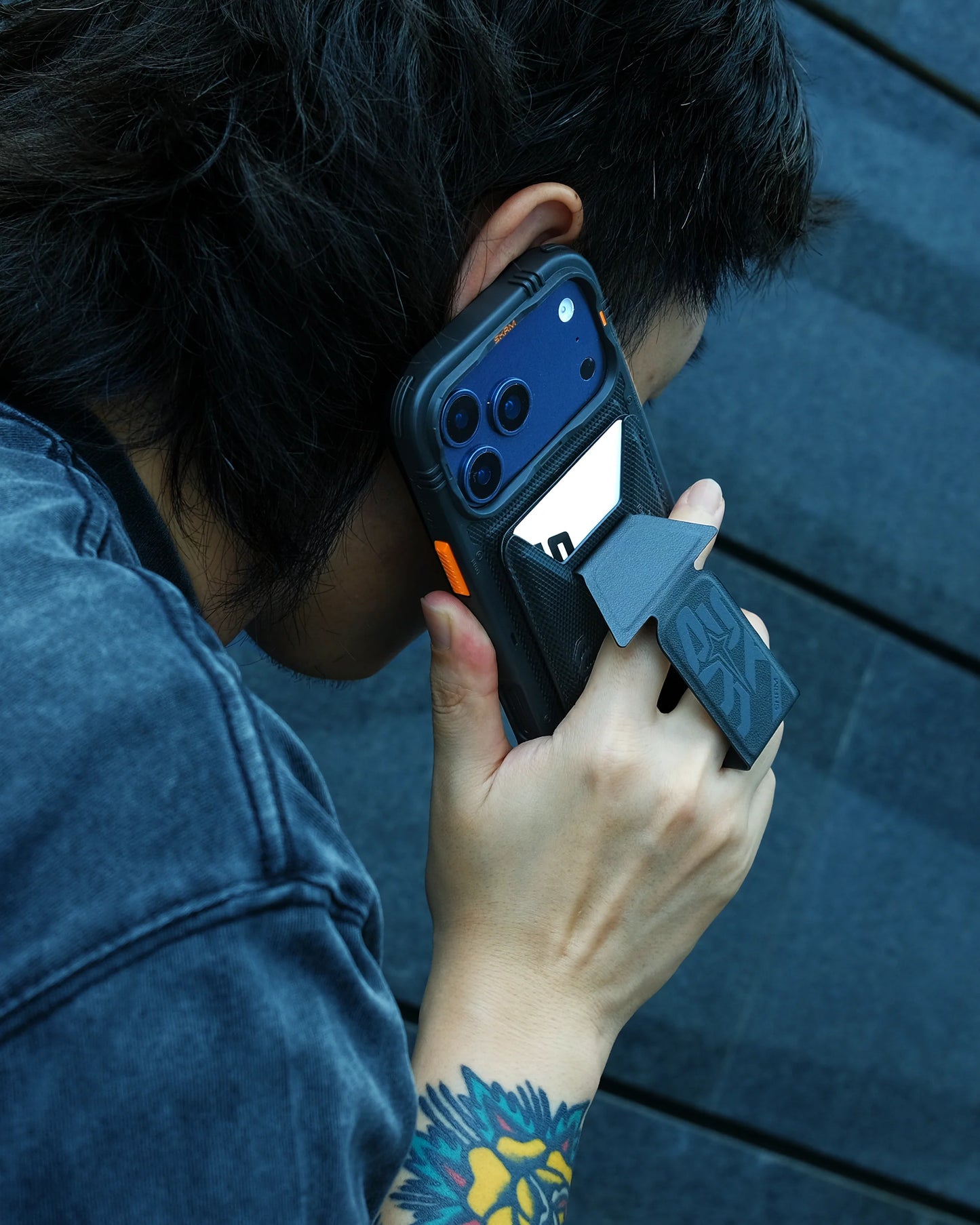 Skinarma Kado Phantom Serisi Standlı Deri Görünümlü Manyetik Kartlık