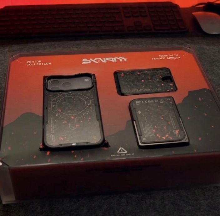 Skinarma Vektor 3 Parça Kutulu Özel Set - Mag-Şarj 17 Pro Max Uyumlu Kılıf - Mag-Şarj Uyumlu 5000Mah Powerbank - Mag-Şarj Uyumlu Kartlık - Kutulu Özel Set